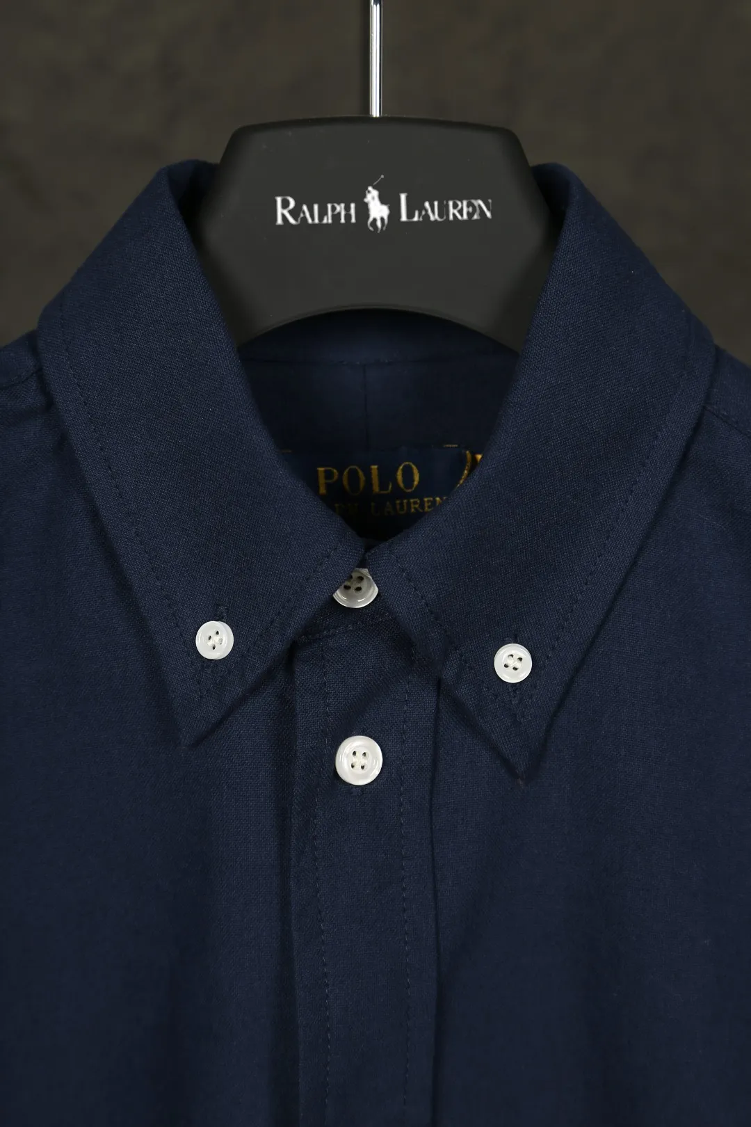 P230 Real photos [Evergreen for all seasons] Style number: 25011# Color: Navy red label/original blue/original white/matte pink/khaki/charcoal gray/black/dark blue white label Size: S to Face 100 cotton oxford spun, pre-laundering treatment, tight and soft texture ✅ - Custom dyed original pearlescent white buttons with different sizes ✅ - Special shaped chiffon foil included in the collar door tube, not easy to deform and pull ✅ - RL classic version of oxford spun shirt, thick and crisp feeling brought by oxford cloth, can be worn alone as an outer layer, can be matched with all seasons, practical wear, a must-have item in the wardrobe, start with eyes closed
